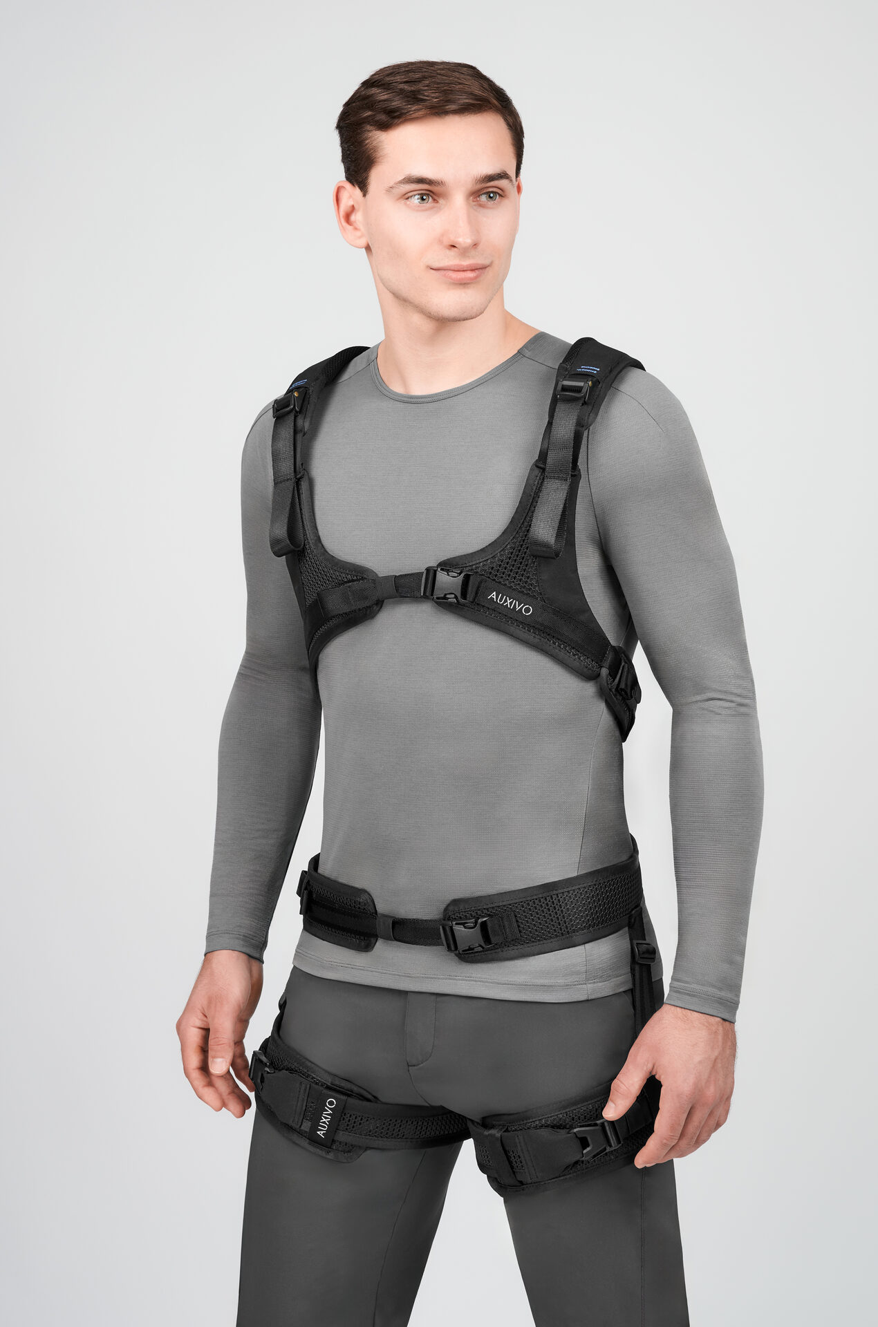 Operario con LiftSuit, exoesqueleto textil pasivo, vista frontal